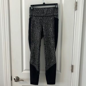 Lululemon Mesh Side Leggings Black and White Print with side pocket Size 6